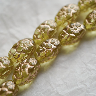 浅琥珀黄透感描玫瑰金色~浮雕花朵四面立体微椭橄榄形古董珠型捷克珠玻璃琉璃珠 15X10MM