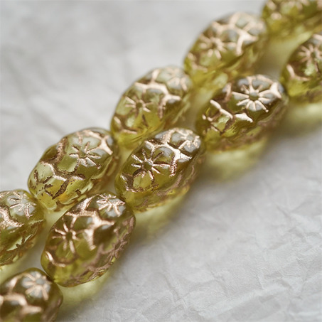浅琥珀黄透感描玫瑰金色~浮雕花朵四面立体微椭橄榄形古董珠型捷克珠玻璃琉璃珠 15X10MM