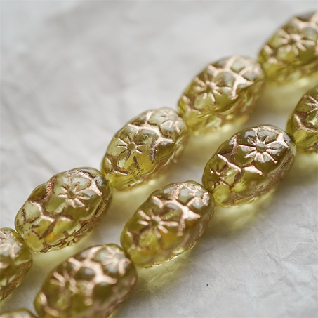 浅琥珀黄透感描玫瑰金色~浮雕花朵四面立体微椭橄榄形古董珠型捷克珠玻璃琉璃珠 15X10MM-5