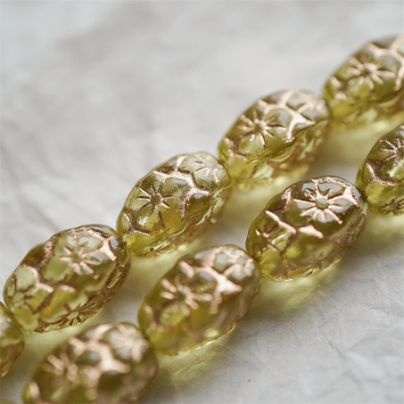 浅琥珀黄透感描玫瑰金色~浮雕花朵四面立体微椭橄榄形古董珠型捷克珠玻璃琉璃珠 15X10MM-7