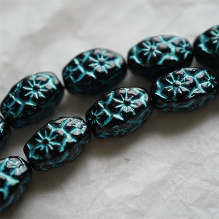 黑色彩绘金属蓝~浮雕花朵四面立体微椭橄榄形古董珠型捷克珠玻璃琉璃珠 15X10MM