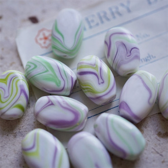 薄荷奶油香芋配色~手造质感流线纹椭圆形日本进口中古古董灯工玻璃琉璃珠 约12X17MM