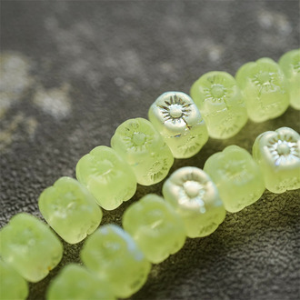 雾面透黄月光幻彩~1920S骰子浮雕立方体小花古董珠形捷克珠玻璃琉璃珠 9X8MM