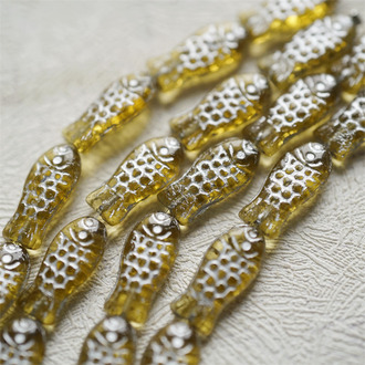 浅琥珀黄描银色~小鱼菓可爱小鱼干中号捷克珠玻璃琉璃珠 15X7MM