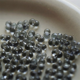 透感浅灰色~宝仕奥莎Preciosa捷克产花生珠  约2X4MM 孔径1MM