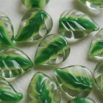超可爱透感多肉绿色系渐变浮雕纹~手造叶子半孔吊坠日本进口灯工玻璃琉璃珠 尺寸约15X18MM