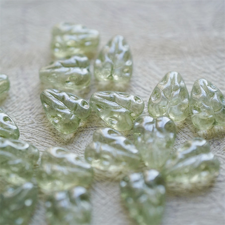 透明水绿光泽感~爱心浮雕树叶叶子捷克珠玻璃琉璃珠 12X9MM