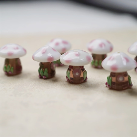可爱蘑菇魔法丛林屋白底粉波点~手造直孔彩绘蘑菇珠日本进口灯工玻璃琉璃珠 尺寸约15MM-3
