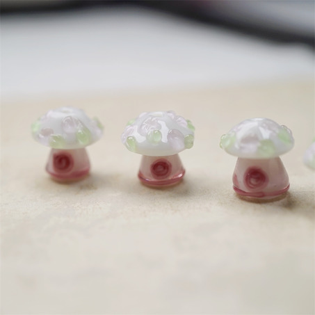 可爱蘑菇花园花朵屋白底粉彩绘花朵~手造直孔彩绘蘑菇珠日本进口灯工玻璃琉璃珠 尺寸约15MM-2