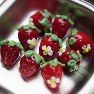 纯色复古圣诞红~手造油画可爱圣诞风小花小草莓直孔日本进口灯工玻璃琉璃珠 尺寸约14MM