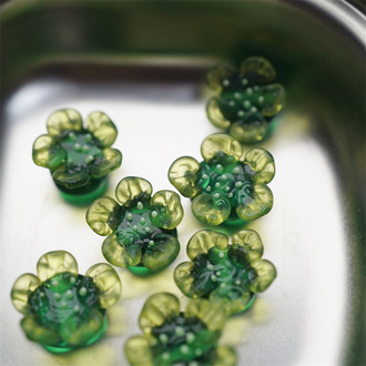透绿撞色黄花瓣~手造直孔立体花朵植物园日本进口灯工玻璃琉璃珠 尺寸约13MM