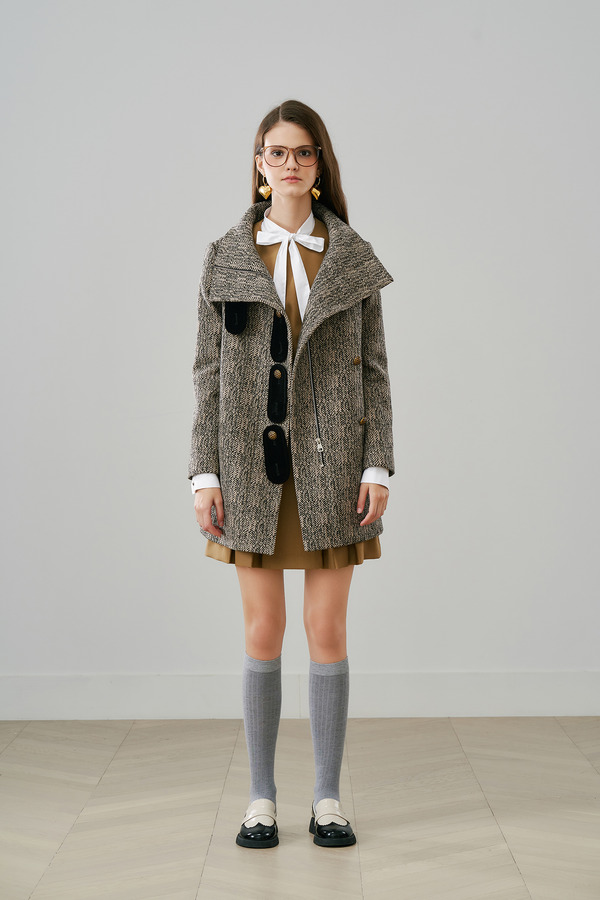 扣襻立领箱型大衣