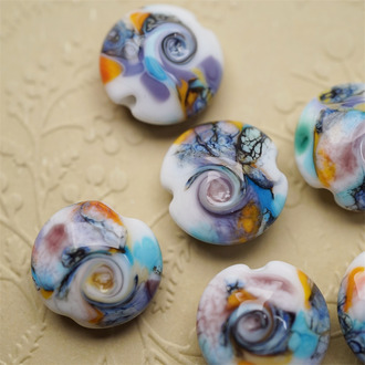 彩色海浪戈壁滩涂亮面扁圆造型~海滩波浪元素盐泉岛艺术家灯工玻璃珠作品 尺寸约17MM