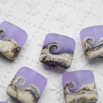 薰衣草戈壁海浪雾面海玻璃方形造型~海滩波浪元素盐泉岛艺术家灯工玻璃珠作品 尺寸约15MM