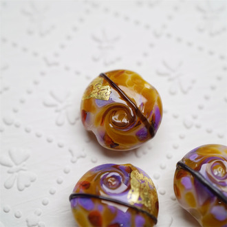 瑰丽落日海洋金箔线条亮面扁圆造型~海滩波浪元素盐泉岛艺术家灯工玻璃珠作品 尺寸约19MM