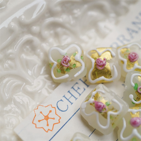 奶油白底色~奶油婚礼蛋糕立体小方块日本进口中古古董灯工玻璃琉璃珠 尺寸约13MM-1