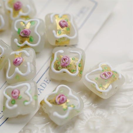 奶油白底色~奶油婚礼蛋糕立体小方块日本进口中古古董灯工玻璃琉璃珠 尺寸约13MM