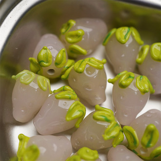 粉色草莓油画叶子~手造可爱小草莓直孔日本进口灯工玻璃琉璃珠 尺寸14X17MM