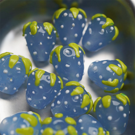 浅蓝草莓白波点油画叶子~手造可爱小草莓直孔日本进口灯工玻璃琉璃珠 尺寸14X15MM-2