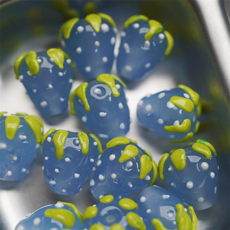 浅蓝草莓白波点油画叶子~手造可爱小草莓直孔日本进口灯工玻璃琉璃珠 尺寸14X15MM-3