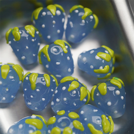浅蓝草莓白波点油画叶子~手造可爱小草莓直孔日本进口灯工玻璃琉璃珠 尺寸14X15MM-6