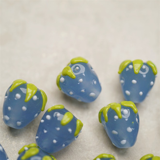 浅蓝草莓白波点油画叶子~手造可爱小草莓直孔日本进口灯工玻璃琉璃珠 尺寸14X15MM