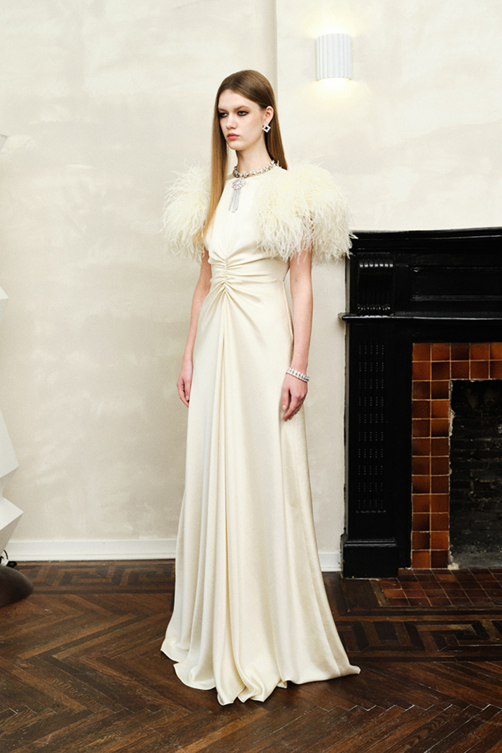 羽毛袖缎面连衣裙