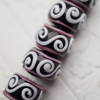 【样品】黑粉撞色蛋糕形经典巴洛克花纹~手造精致扁圆珠日本进口中古古董灯工玻璃琉璃珠 9X14MM