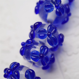 【样品】复古星空蓝透明底浮雕三瓣花~手造精致扁圆珠日本进口中古古董灯工玻璃琉璃珠 9X14MM