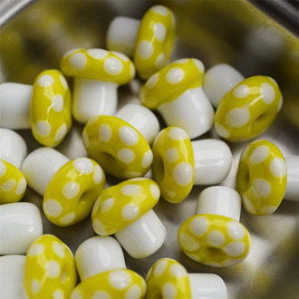 迷你款~姜黄色奶油白波点小蘑菇~日本进口灯工玻璃琉璃珠 尺寸约11X13MM