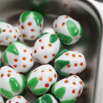 雪姬草莓奶油色胖胖草莓~手造可爱胖嘟嘟草莓直孔日本进口灯工玻璃琉璃珠 尺寸13X15MM