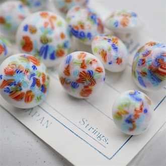白色底经典千花花纹~日本进口复古手工手造中古玻璃琉璃纽扣  侧孔可串珠
