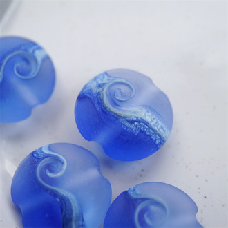 蓝眼泪黑潮海浪海玻璃雾面扁圆造型~海滩波浪元素盐泉岛艺术家灯工玻璃珠作品 尺寸约19MM