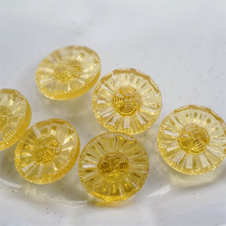 浅琥珀黄色浮雕四叶幸运草花纹~日本进口复古手工手造中古玻璃琉璃纽扣  侧孔可串珠 15mm