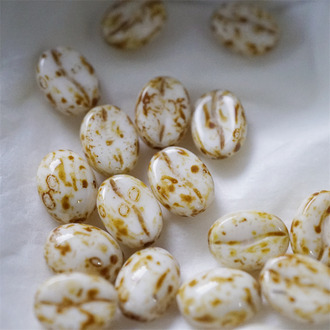 可爱白底斑驳咖啡色~可爱百搭咖啡豆珠捷克珠玻璃琉璃珠 11X8MM