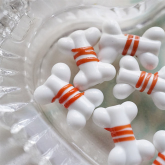 可爱趣味Y2K红线缠绕狗骨头~手造直孔可爱骨头珠日本进口灯工玻璃琉璃珠 尺寸约17X13MM