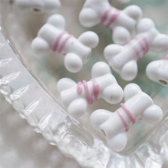 可爱趣味Y2K粉线缠绕狗骨头~手造直孔可爱骨头珠日本进口灯工玻璃琉璃珠 尺寸约17X13MM