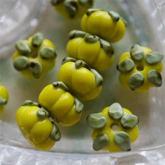 纯色黄色扁扁小南瓜~手造直孔可爱蔬果南瓜水果日本进口灯工玻璃琉璃珠 尺寸约14X7MM