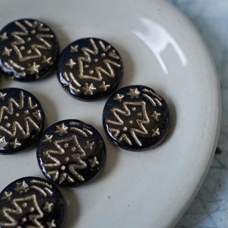 经典黑色描金~扁圆硬币形圣诞树浮雕花纹捷克珠玻璃珠 14MM