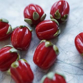 经典红色立体椭圆小彩椒~手造直孔可爱蔬果彩椒水果日本进口灯工玻璃琉璃珠 尺寸约14-16MM