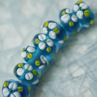 水色春夏可爱浮雕小白花~手造精致扁圆珠日本进口中古古董灯工玻璃琉璃珠 9X14MM