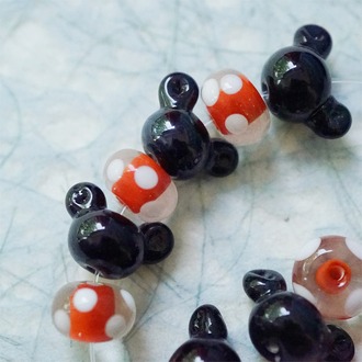 米奇头红波点搭配趣味款~手造可爱扁圆童趣造型直孔日本进口灯工玻璃琉璃珠 扁圆珠约7X13MM 米奇头宽约19MM