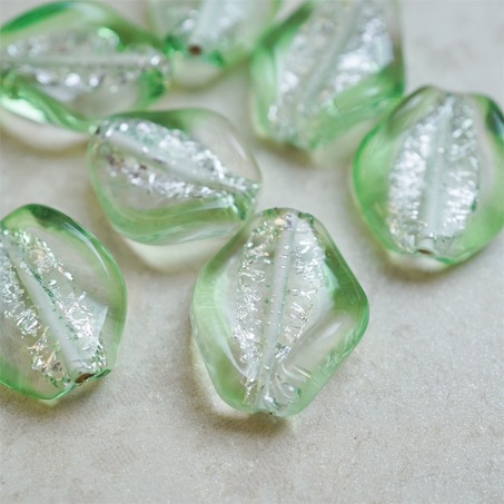 透感稀有青草绿边银箔菱形~手造立体扭扭日本进口中古古董灯工玻璃琉璃珠 约18X24MM-6