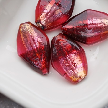 银箔火彩光泽感玫瑰粉渐变双色琉璃~手造精致菱形珠日本进口中古古董灯工玻璃琉璃珠 18X29MM