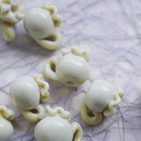 象牙瓷色渐变小花瓶小茶壶立体造型珠~日本进口灯工玻璃琉璃珠 14MM-2