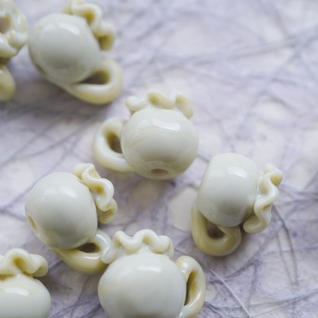 象牙瓷色渐变小花瓶小茶壶立体造型珠~日本进口灯工玻璃琉璃珠 14MM