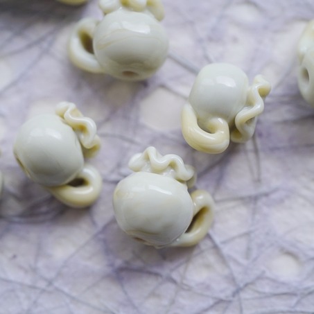 象牙瓷色渐变小花瓶小茶壶立体造型珠~日本进口灯工玻璃琉璃珠 14MM-4