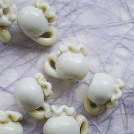 象牙瓷色渐变小花瓶小茶壶立体造型珠~日本进口灯工玻璃琉璃珠 14MM-3