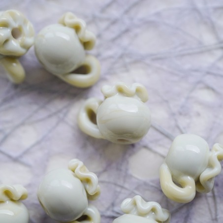 象牙瓷色渐变小花瓶小茶壶立体造型珠~日本进口灯工玻璃琉璃珠 14MM-5