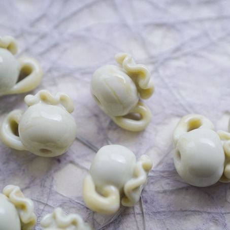 象牙瓷色渐变小花瓶小茶壶立体造型珠~日本进口灯工玻璃琉璃珠 14MM-6